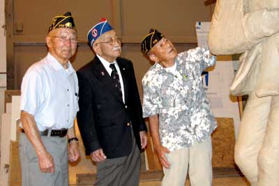 Vets Admire Sculpture